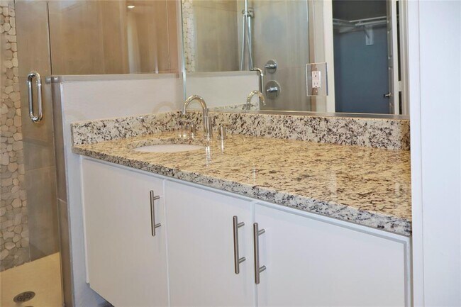 Building Photo - 810 S Rock St