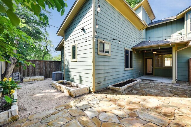 Building Photo - 1305 Casey St