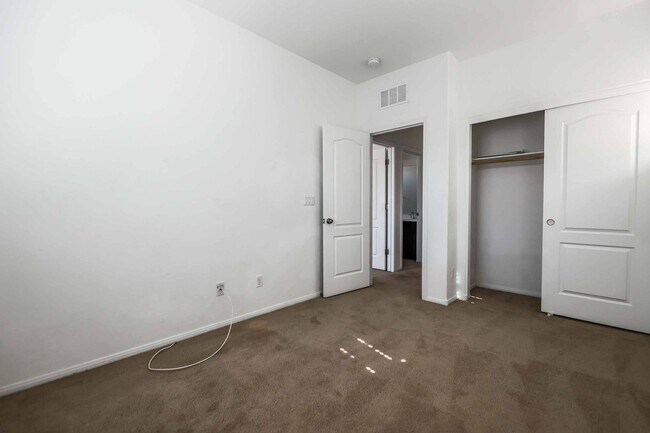 Building Photo - 4 BEDROOM HOUSE IN HENDERSON!!