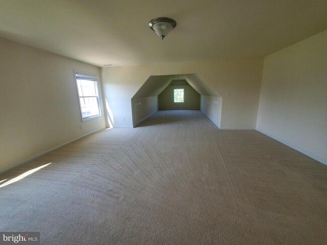 Building Photo - 33 Saphire Ct
