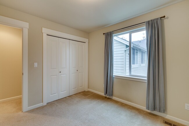 Building Photo - Spacious 4 bedroom home in Redmond!