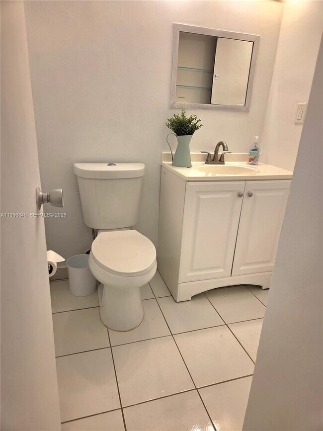 Building Photo - 5313 Collins Ave