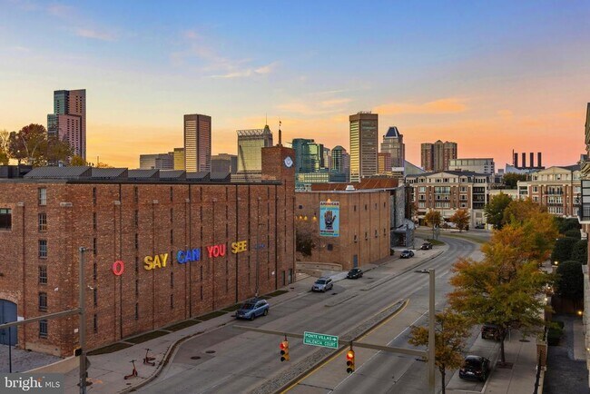 Building Photo - 900 Valencia Ct