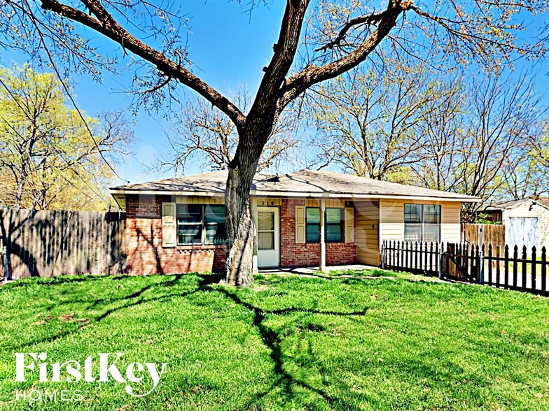 Primary Photo - 213 E 5th St