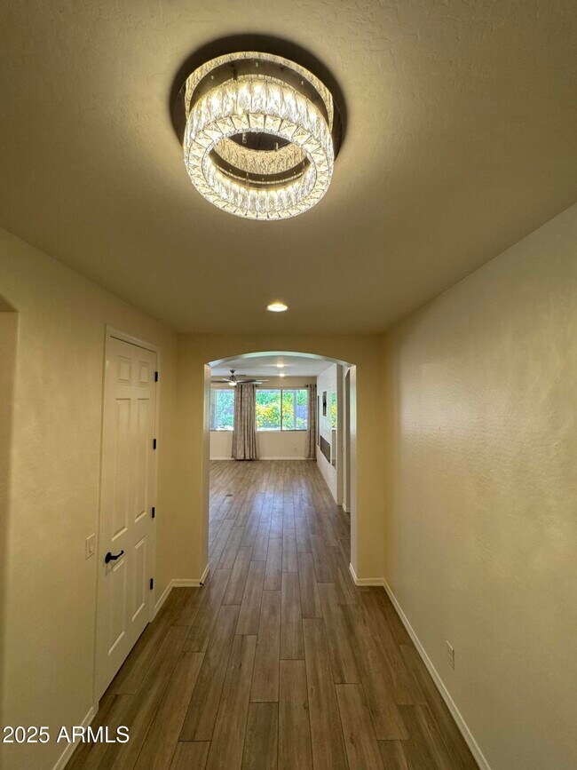 Building Photo - 712 W San Carlos Way
