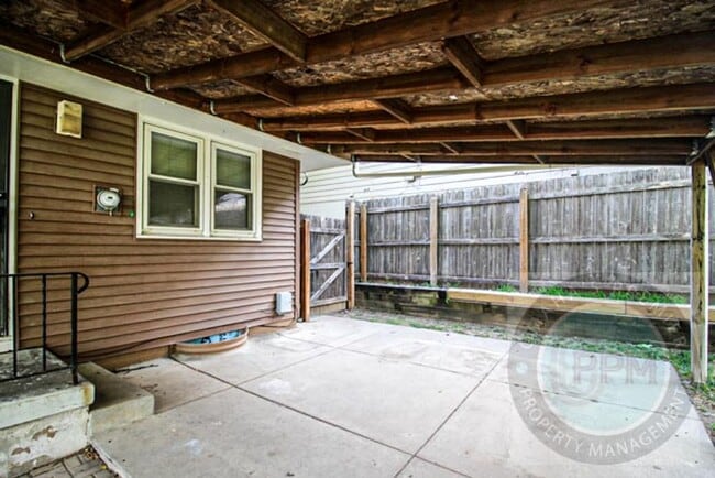 Building Photo - Beautiful and Spacious 3 Bedroom / 2 Bath ...