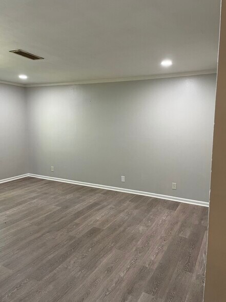 Building Photo - 402 Schenkel Ln