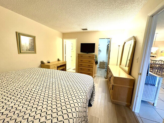 Building Photo - 9485 Boca Cove Cir