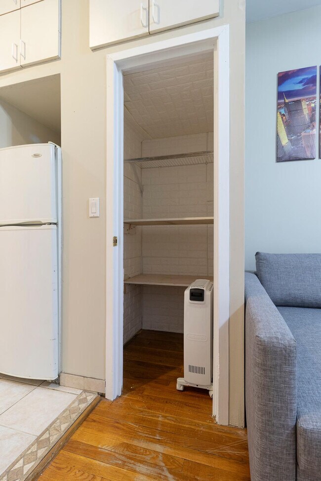 Building Photo - 250 E 82nd St