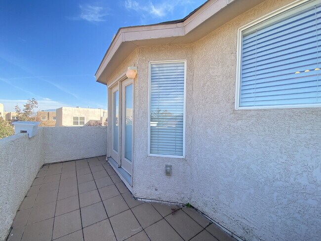 Building Photo - GATED COMMUNITY - 3 Bedroom w/Loft