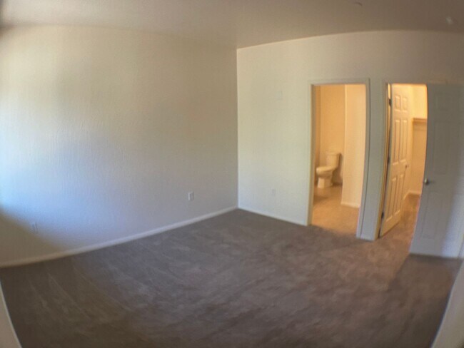 Building Photo - MOVE IN READY! Top-Floor Condo in the Hear...