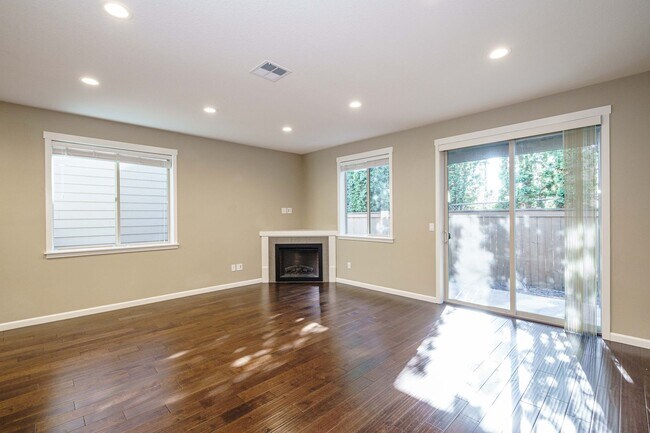 Building Photo - Beautiful Single-Level Home | 3 Bed, 2.5 B...