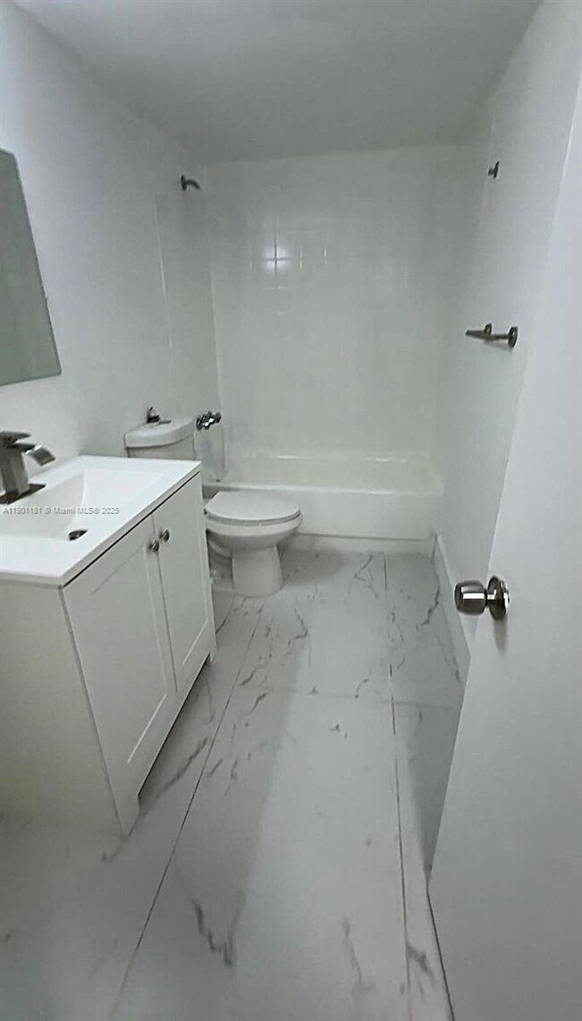 Building Photo - 15221 NE 6th Ave