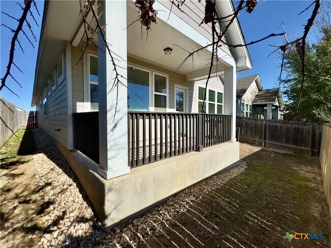 Building Photo - 320 La Escalera Dr