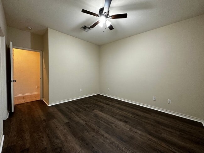 Building Photo - Spacious 5/4 House with Open Floor Plan Near Campus!