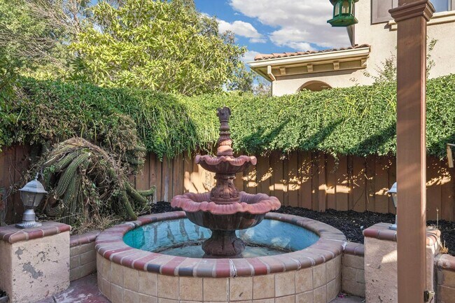 Building Photo - 356 S Paraiso Way