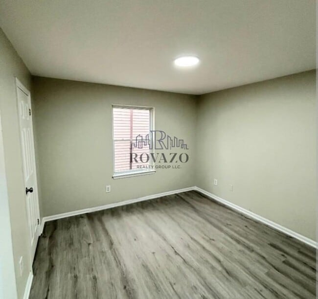 Building Photo - 297 Avon Ave