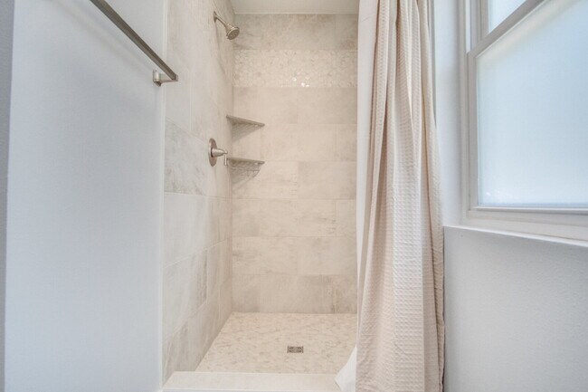 Building Photo - Completely Remodeled 3BR Home on Nearly an Acre with In-Ground Pool, Pool Service Included & Huge...