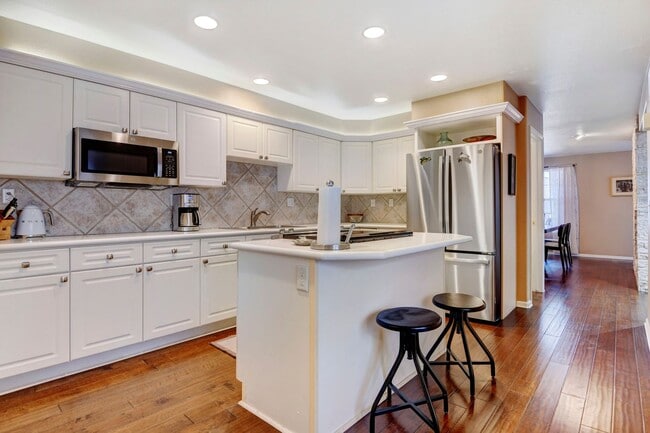 Building Photo - Beautiful luxury townhome style condominiu...