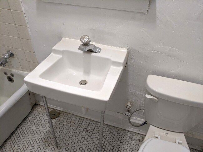 Building Photo - 1025 Dempster St