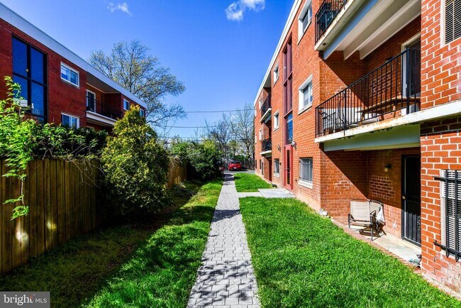 Building Photo - 1386 Bryant St NE