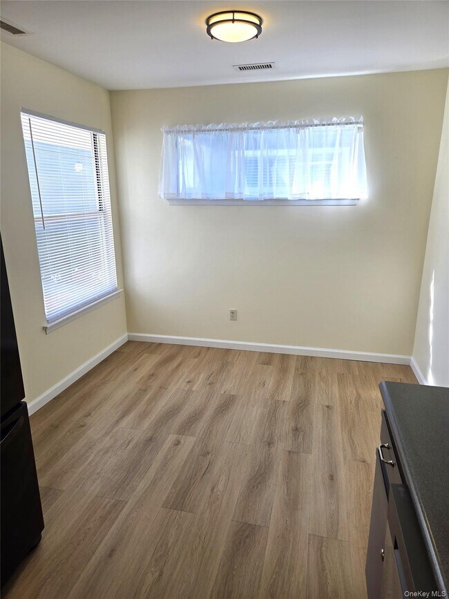 Building Photo - 868 Birchwood Park Dr