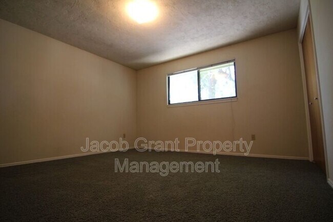 Building Photo - 360 N Fanning Ave