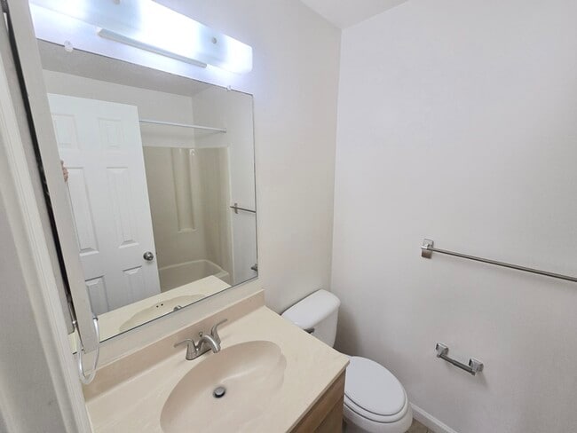 Building Photo - STUNNING TWO STORY 3 BEDROOM/ 2.5 BATH TOW...