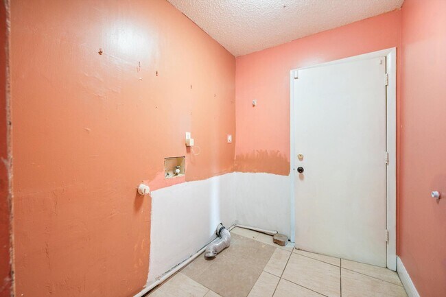 Building Photo - 4928 Marbella Rd N