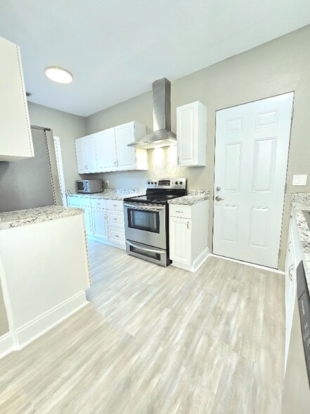 Building Photo - 1801 31st Ave N