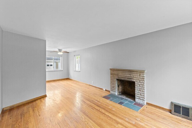 Building Photo - 723 Village Dr