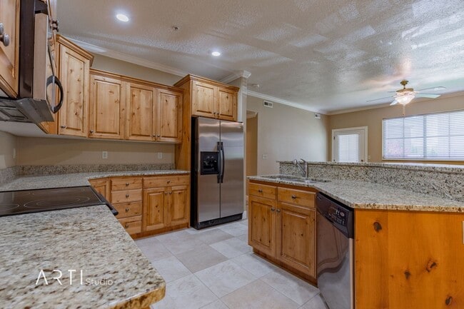 Building Photo - Available September 1 - Spacious 3 Bedroom...