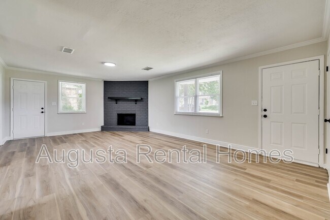 Building Photo - 2404 Southdale Dr