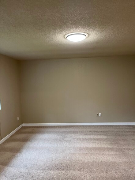 Large primary bedroom - 21020 SE 358th St