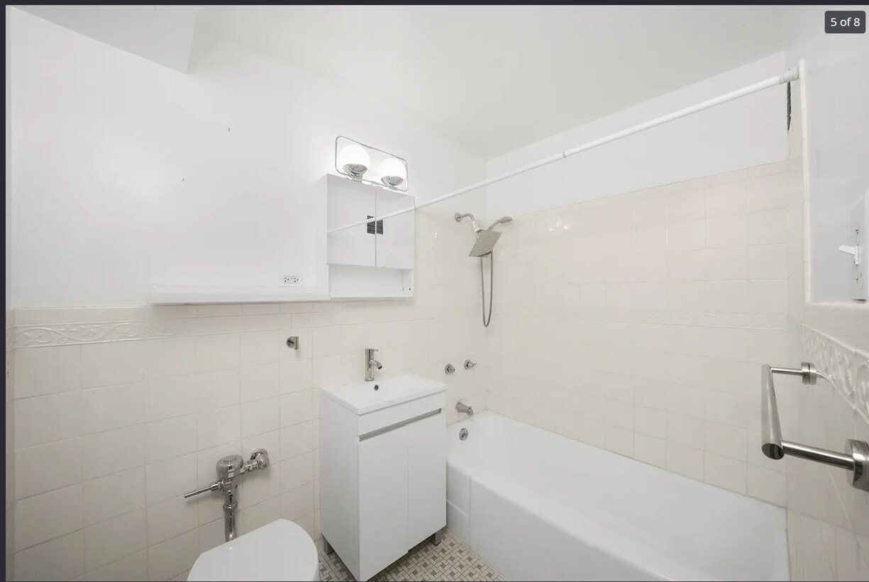 Building Photo - 6030 N Sheridan Rd