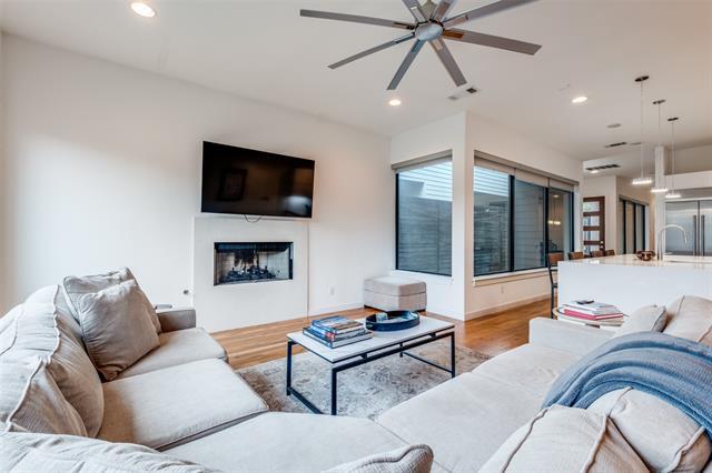 Building Photo - 5427 Melrose Ave