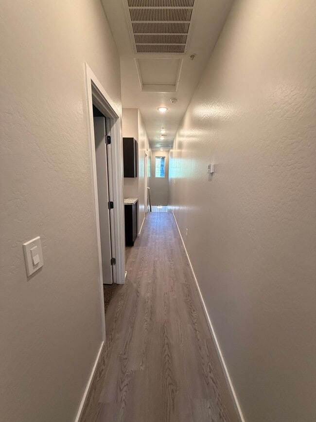 Building Photo - Spacious 3 Bedroom, 2.5 Bath Phoenix Townhome with *New Floors* + *NEW* Paint!