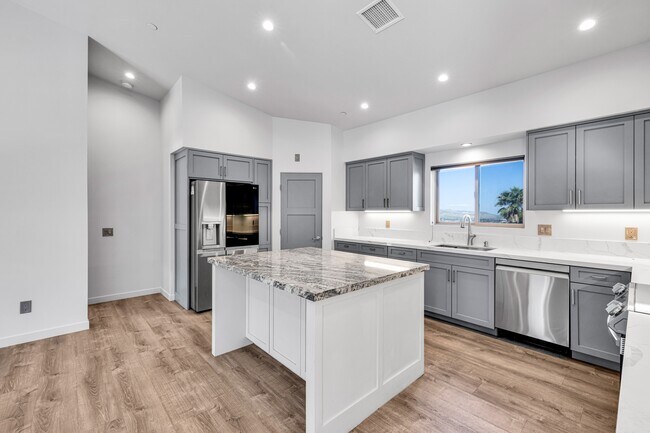 Building Photo - 7760 Arrowhead Dr