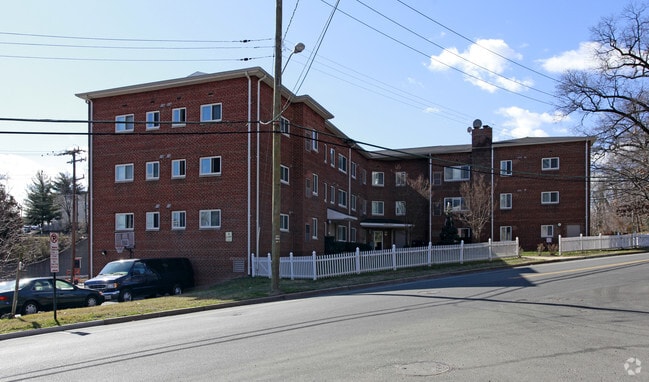 Primary Photo - Rhodes Manor Apartments
