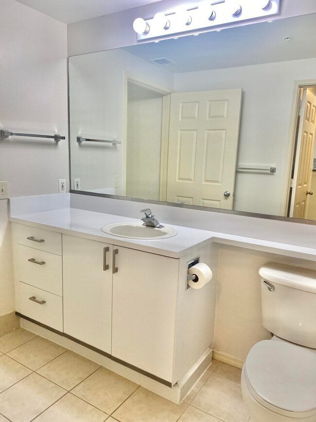 Building Photo - 630 S Sapodilla Ave