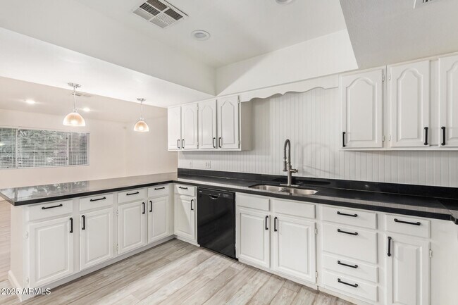 Building Photo - 5401 E Exeter Blvd