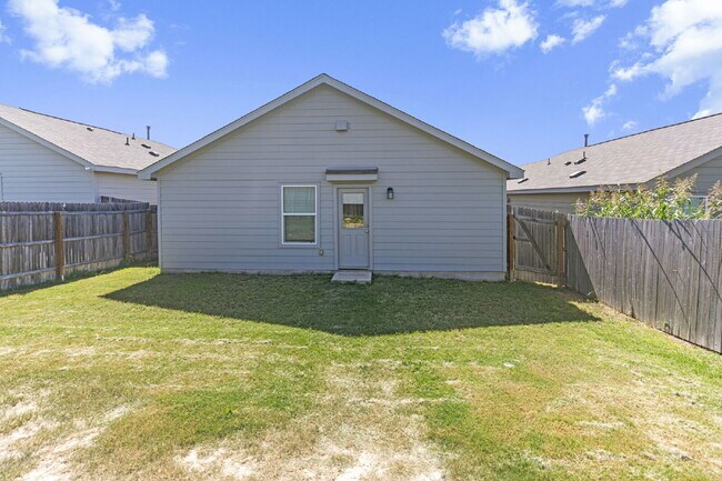 Building Photo - "Gorgeous 3-Bedroom Home with 2 Full Baths in San Antonio's Serene 1450 Sq Ft Retreat!"