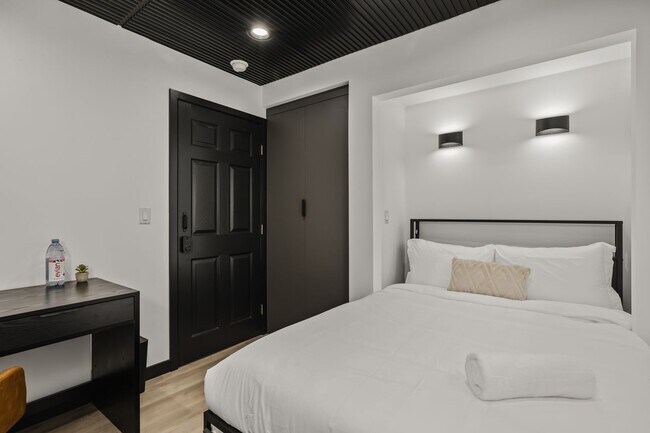 Building Photo - A 5 bedroom, 4 bathroom Fully Furnished Apartment at 1515 1/2 Selby Ave.