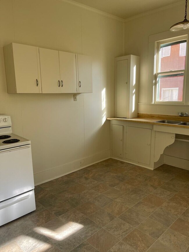 Building Photo - 2023 Placer St