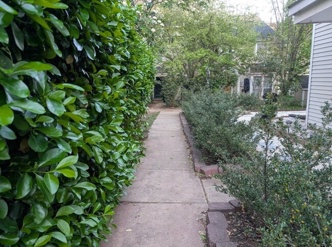 Building Photo - Cozy & Lifestyle-Oriented