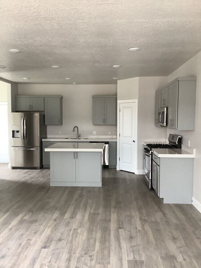 Building Photo - FREE RENT FIRST MONTH - Townhome in Prime ...