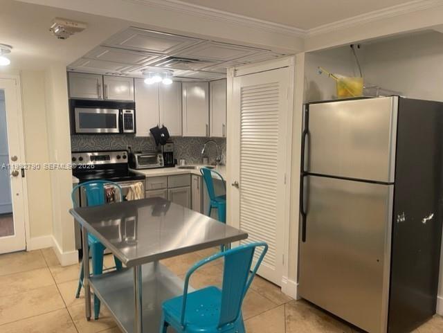 Building Photo - 2900 NE 30th St