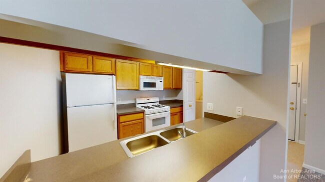 Building Photo - 2785 S Knightsbridge Cir