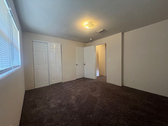 Building Photo - Renovated Beautiful 2 Bed 1.5 Bath Townhom...