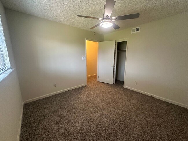 Building Photo - 4 Bedroom 2 Bathroom Home with Landscaped ...